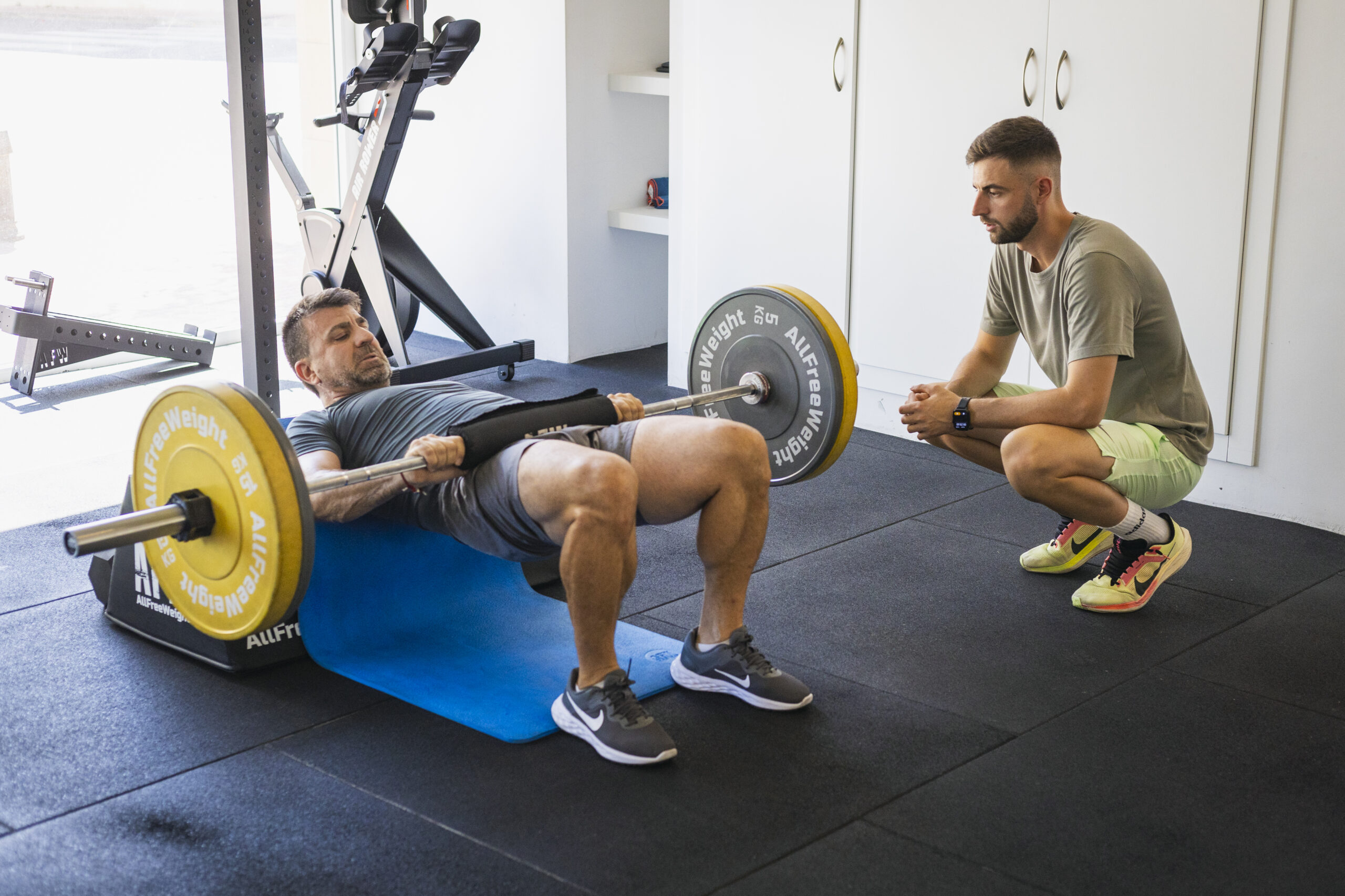 Entrenamiento de levantamiento de peso centrado en la cintura y la espalda en Jávea